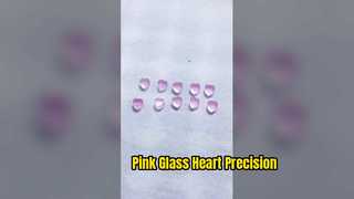 Padrão em forma de coração cortado a laser em vidro rosa de 3 mm