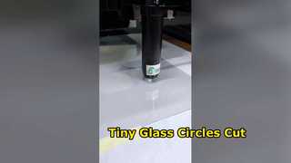 Corte em lote de pequenos círculos de 1 mm em vidro ultratransparente